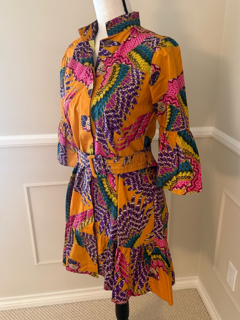 Parrot-themed, belted FARM Rio mini dress with three-quarter sleeves - Picture 3 of 9